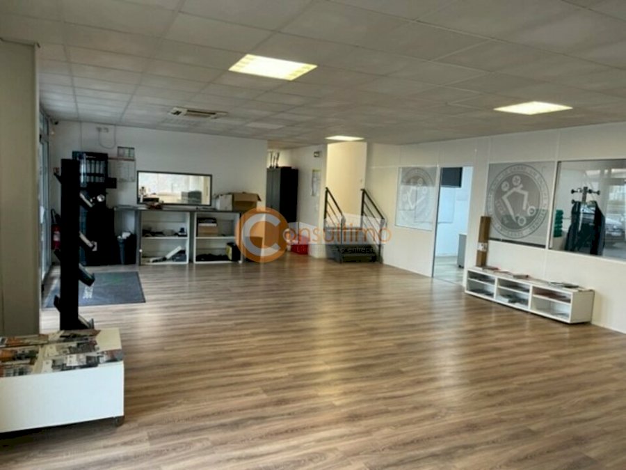 Local d'activité à acheter 680 m² - Montussan