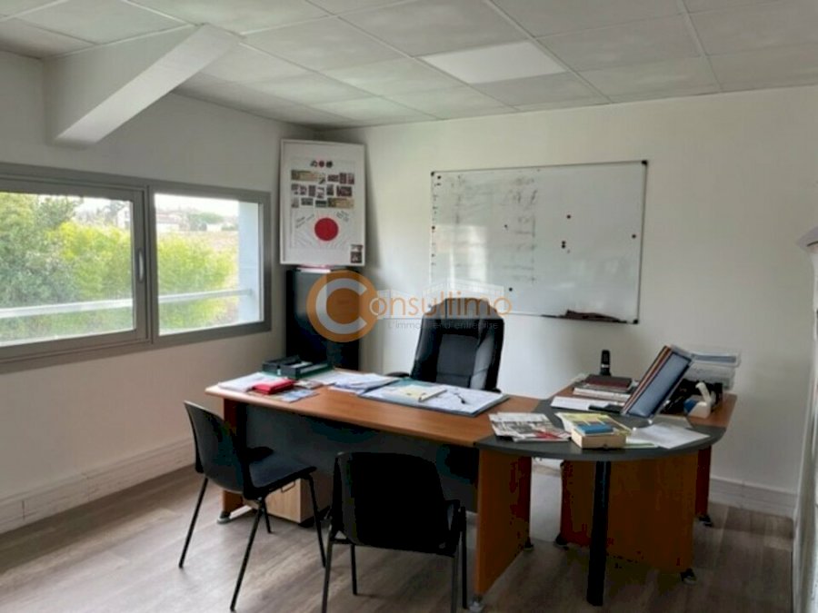 Local d'activité à acheter 680 m² - Montussan