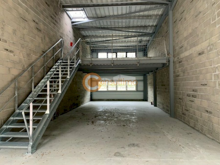 Local d'activité à louer 155 m² - Montussan