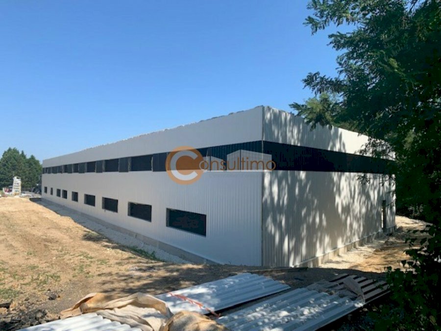 Local d'activité à louer 169 m² - Montussan