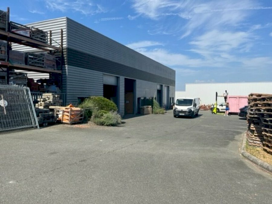 Local d'activité à louer 800 m² - Bassens