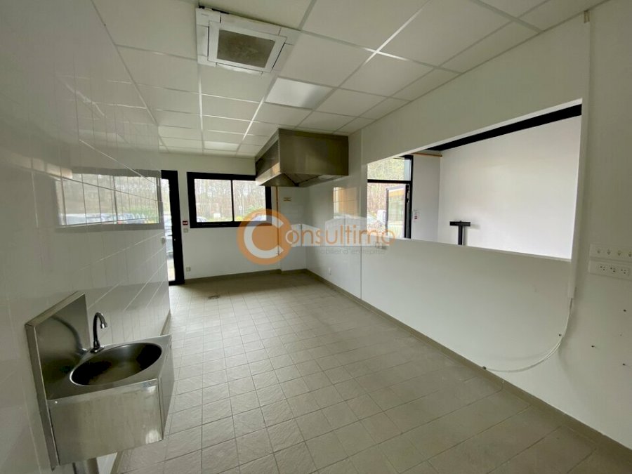 Bureau à acheter 84 m² - Le Pian-Médoc