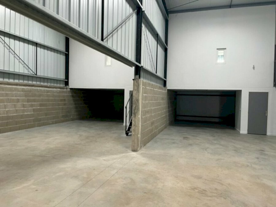 Local d'activité à louer 335 m² - Saint-André-de-Cubzac