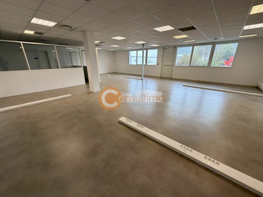 Bureau à acheter 750 m² - Martillac