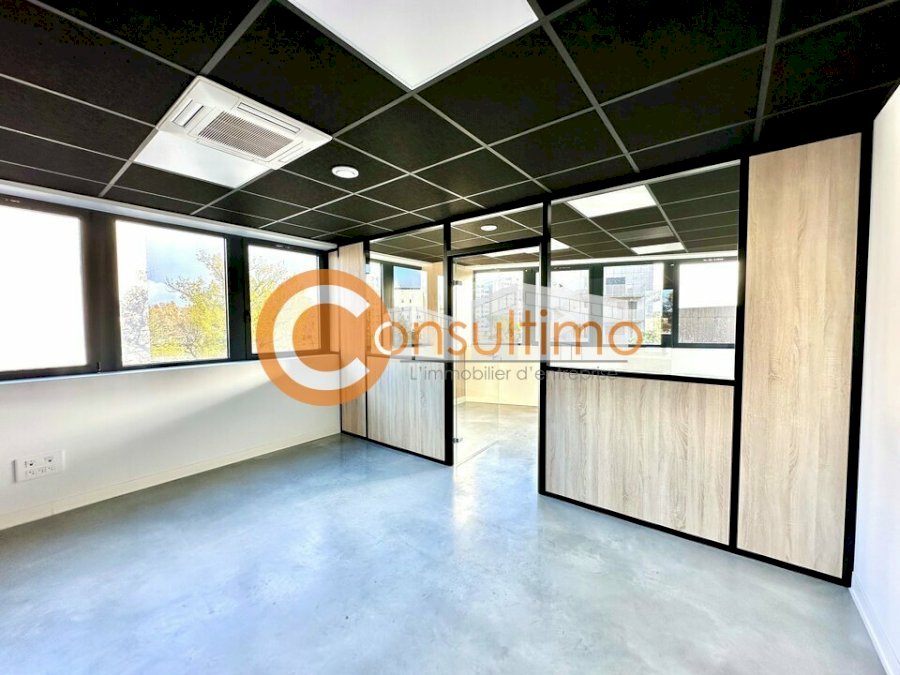 Bureau à louer 157 m² - Talence